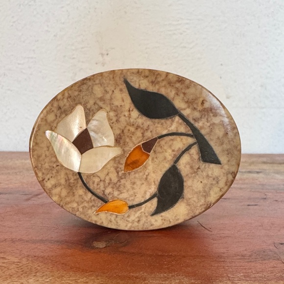 Vintage Hand Carved Onyx Soapstone Trinket Jewelry Box Mother of Pearl Inlay 3x2 - Picture 4 of 8